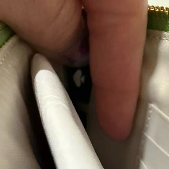 Kate Spade Vibrant Green Wristlet NWT *Fast Shipping* - Picture 10 of 10